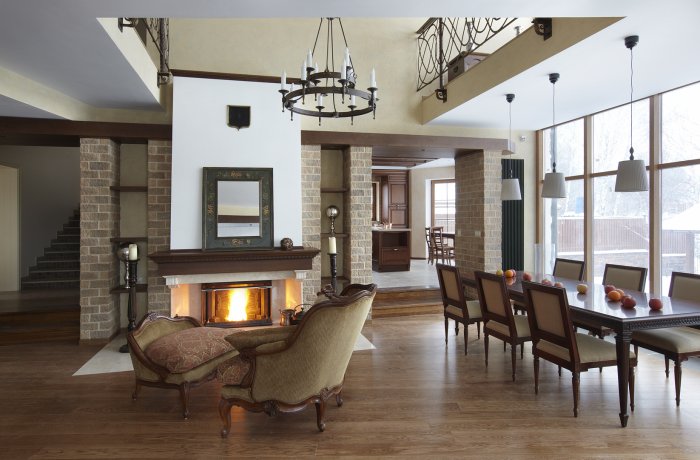 Гостиная столовая с камином