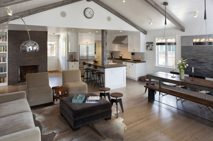 Кухня-гостиная в скандинавском стиле в загородном доме