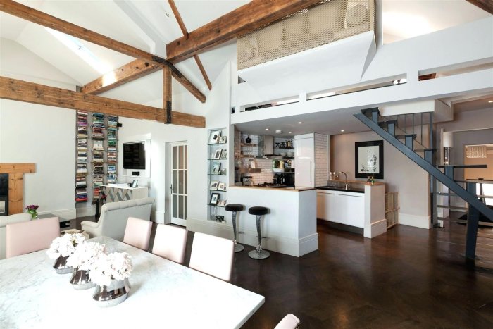 Студии с высокими потолками кухня