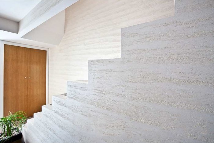 Белая штукатурка травертин в интерьере