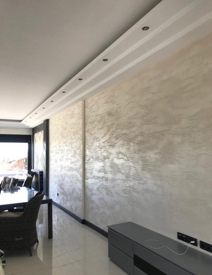 Травертин декоративная штукатурка в интерьере спальни