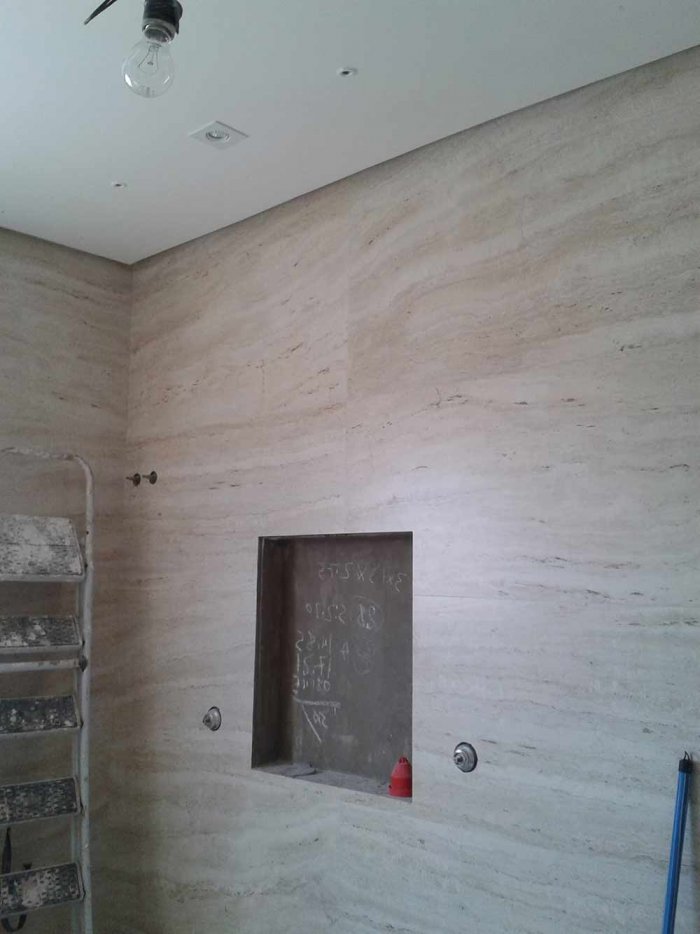 Отделка прихожей травертином с