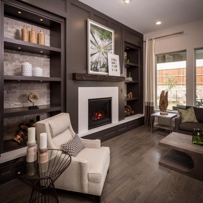 Проходная гостиная с камином