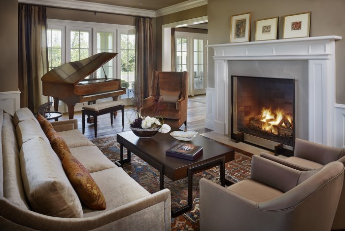 Комната с камином и диваном