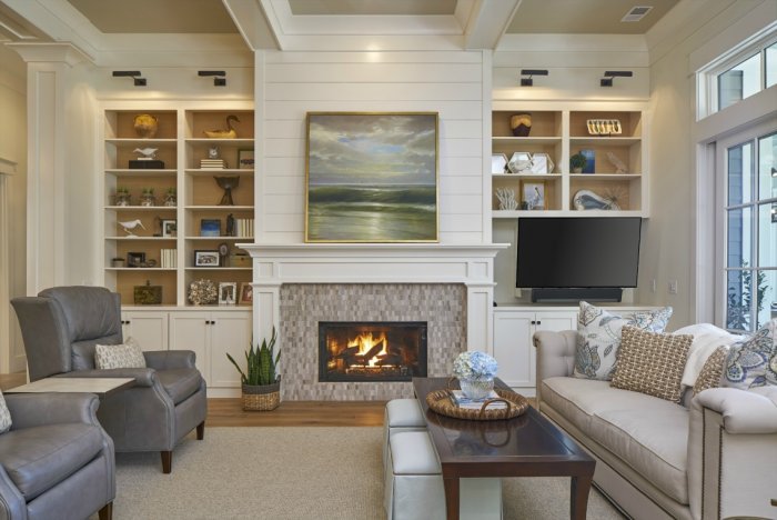 Гостиная в средиземноморском стиле с камином