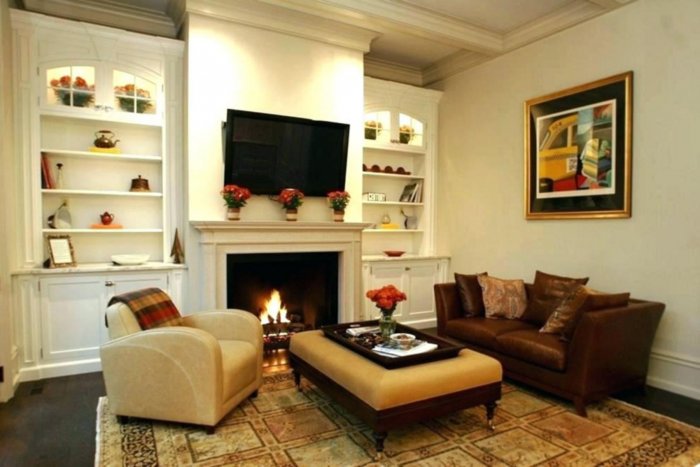 Обстановка дома в американском стиле с камином и телевизором