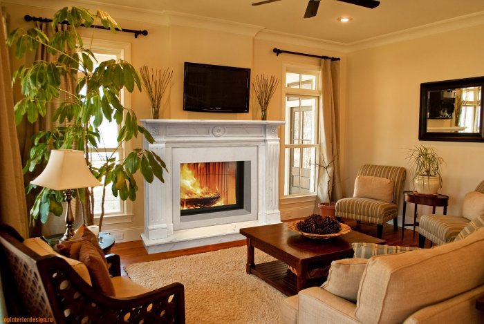 Небольшая гостиная с камином