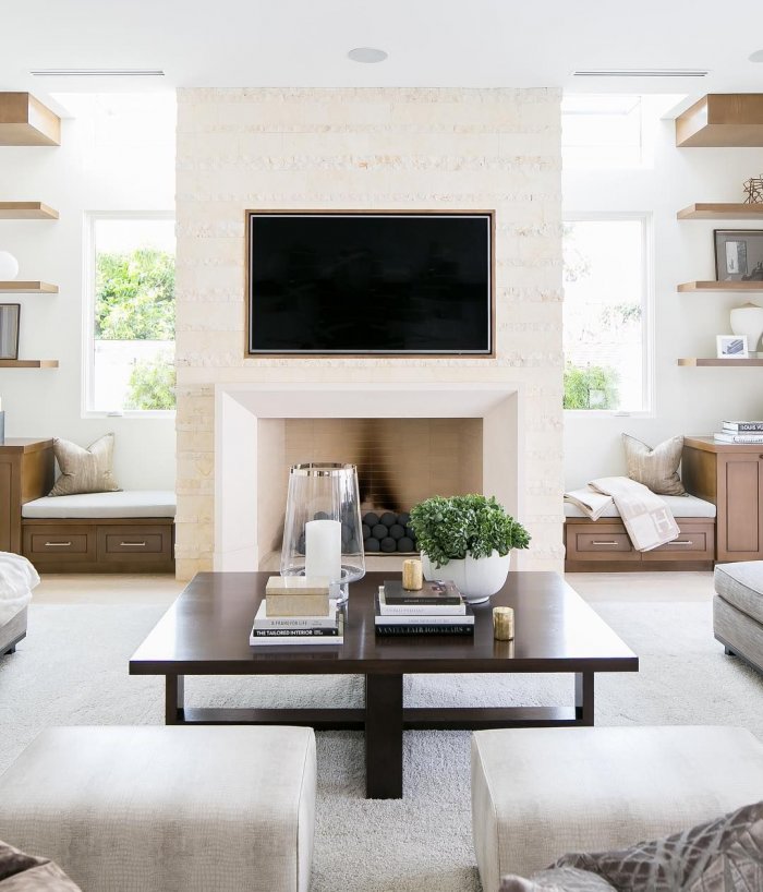 Телевизор между окон гостиная