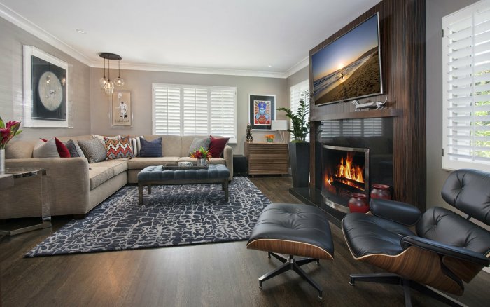 Гостиная с угловым диваном и камином