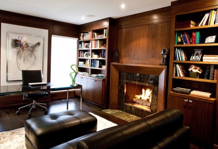 Кабинет в доме с камином
