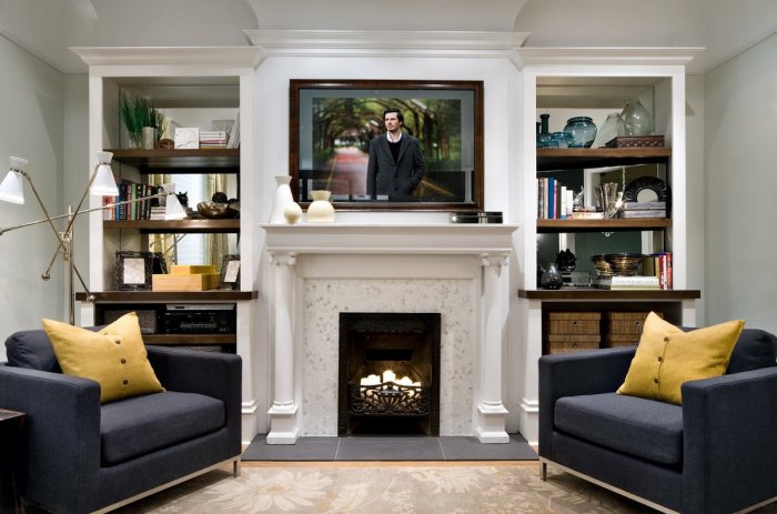 Телевизор над электрокамином в интерьере