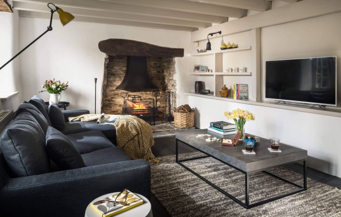 Чёрная гостиная с камином