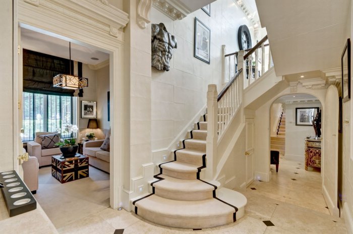 Интерьер первого этажа дома с лестницей