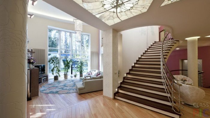 Лестница между холлом и гостиной