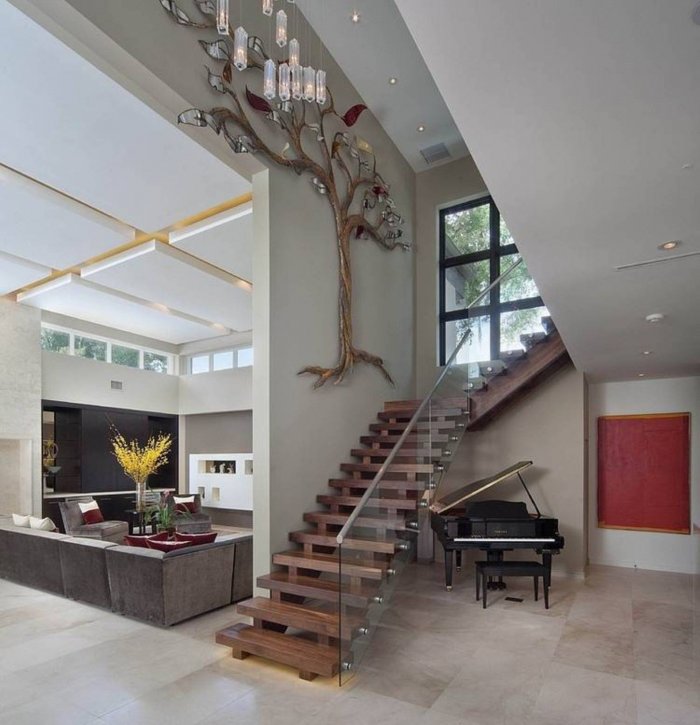 Лестница в центре гостиной