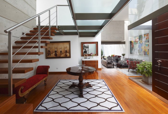 Комната с лестницей на втором этаже