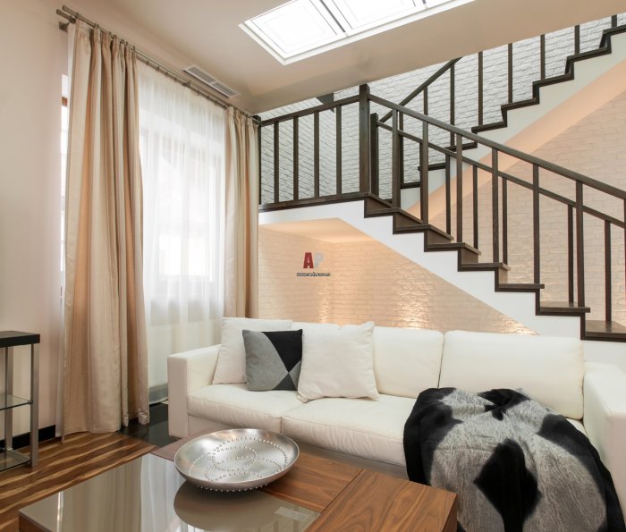 Гостиная с лестницей на второй этаж