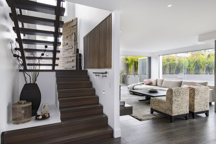 Интерьер с лестницей в доме