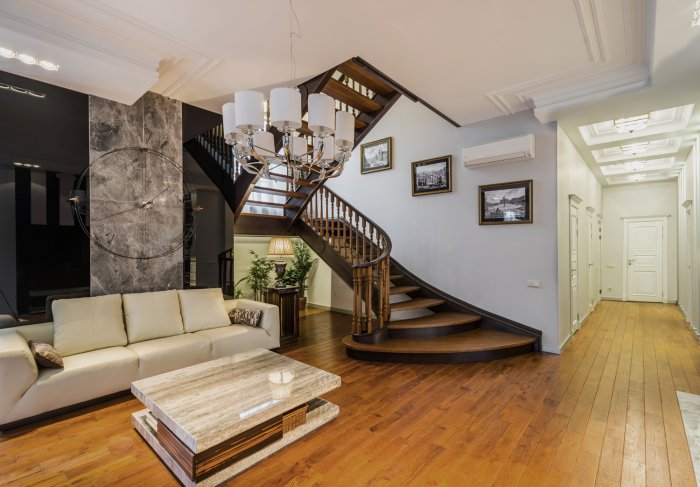 Планировка гостиной с лестницей