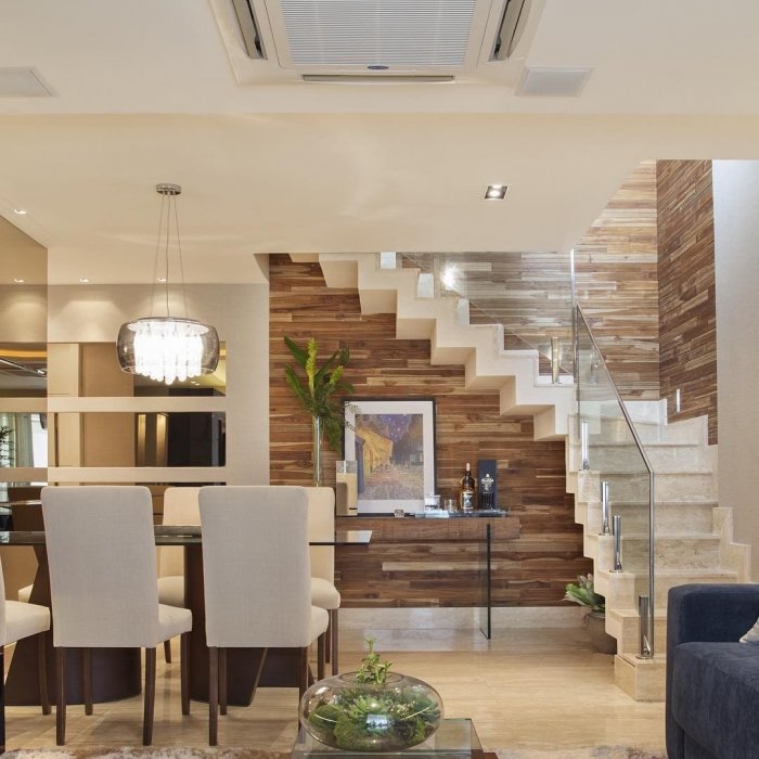 Кухня гостиная с лестницей