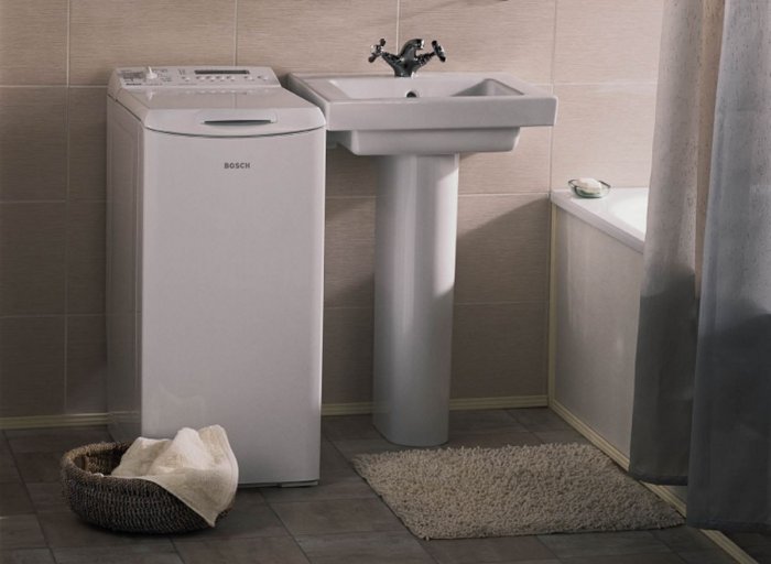 Стиральная машина с вертикальной загрузкой в интерье