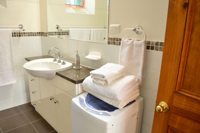 Стиральная машина с вертикальной загрузкой в ванной