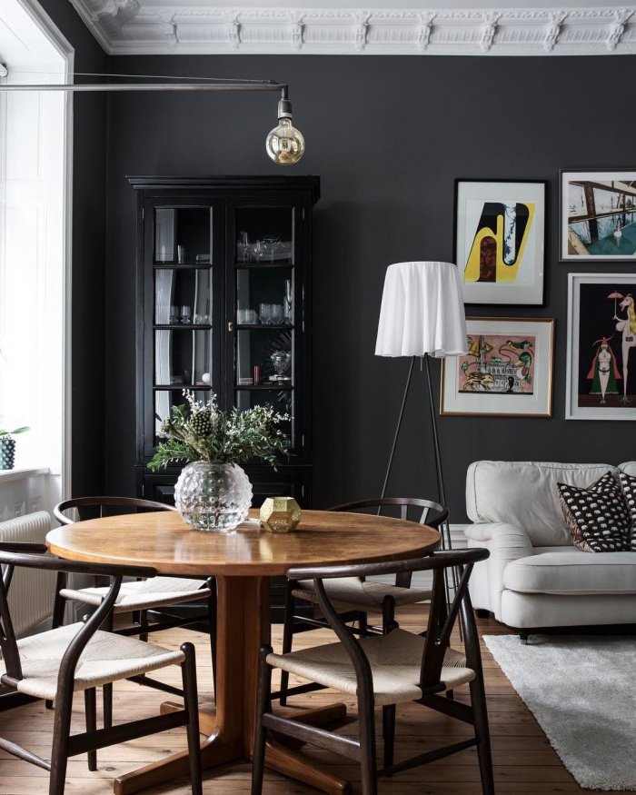 Темная гостиная в скандинавском стиле