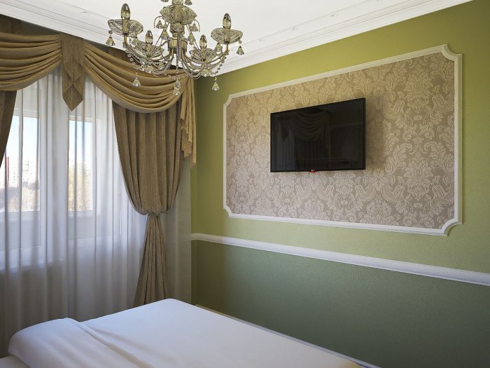 Комбинированные обои с молдингами в интерьере