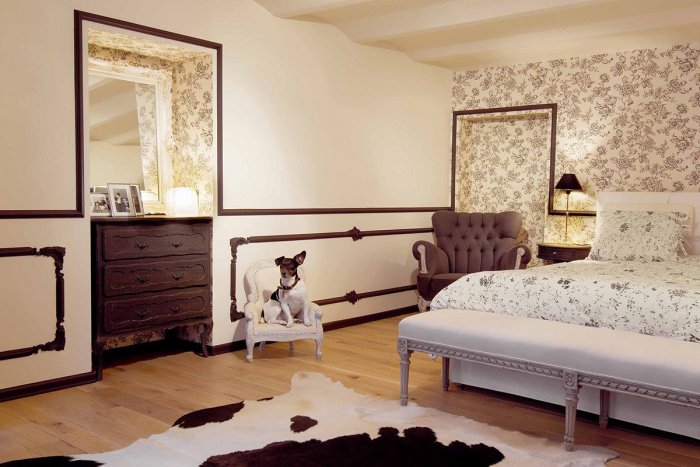 Спальня стены багет на стене интерьер