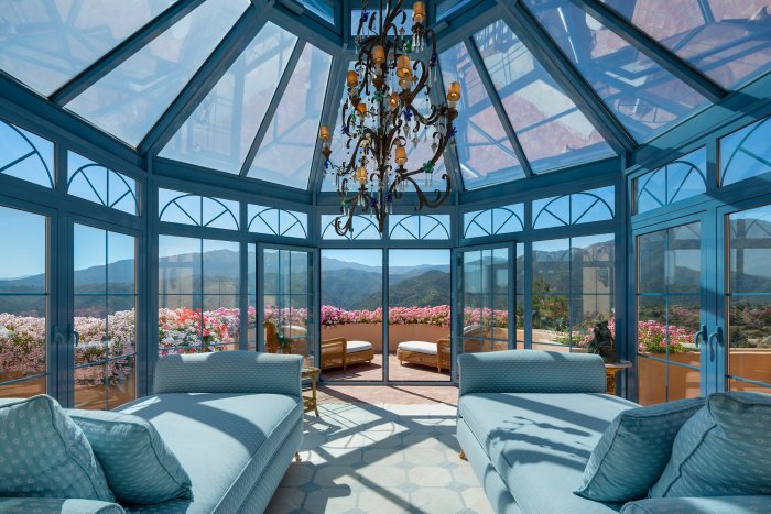 Здание со стеклянной крышей