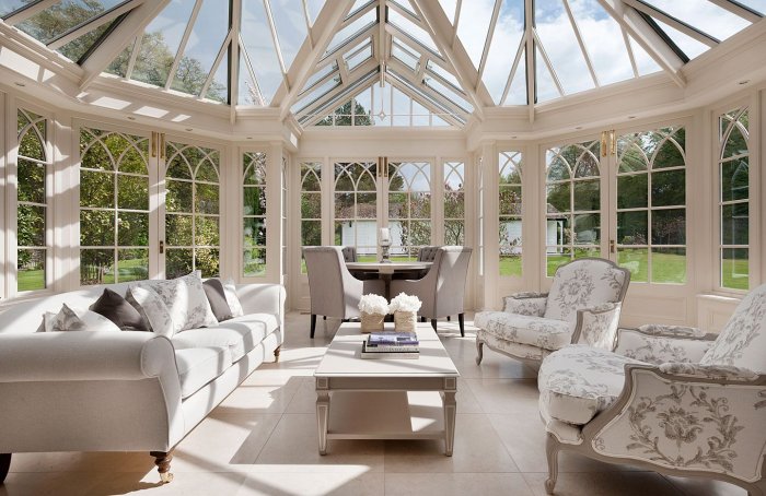 Круглая застекленная веранда