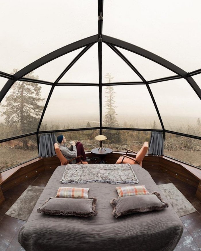 Круглый стеклянный домик на горе