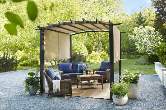 Пергола с вьющимися растениями