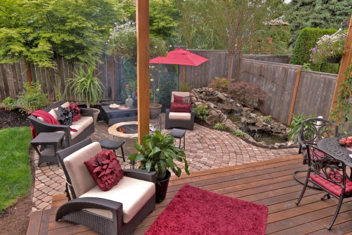 Укромный внутренний двор с плиткой