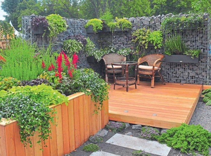 Подиум в саду патио