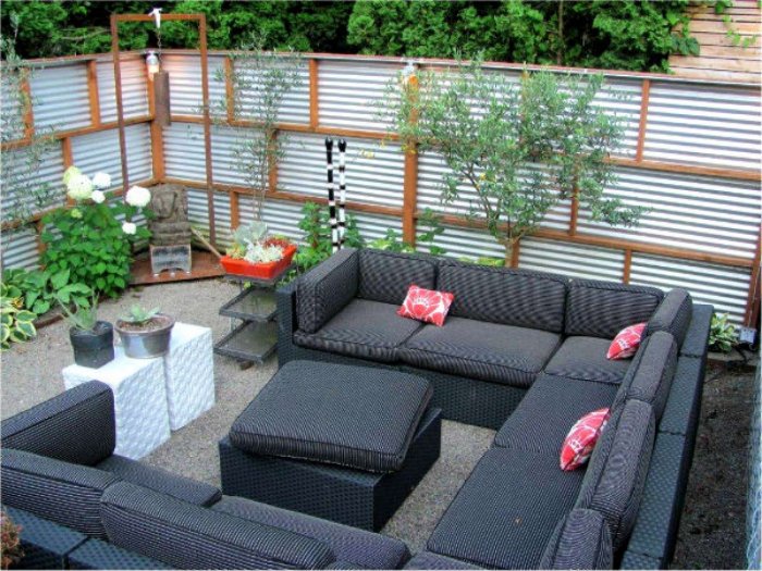 Ограждение зоны отдыха на даче своими руками