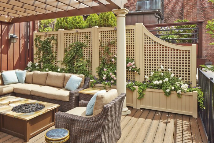 Патио у забора на даче