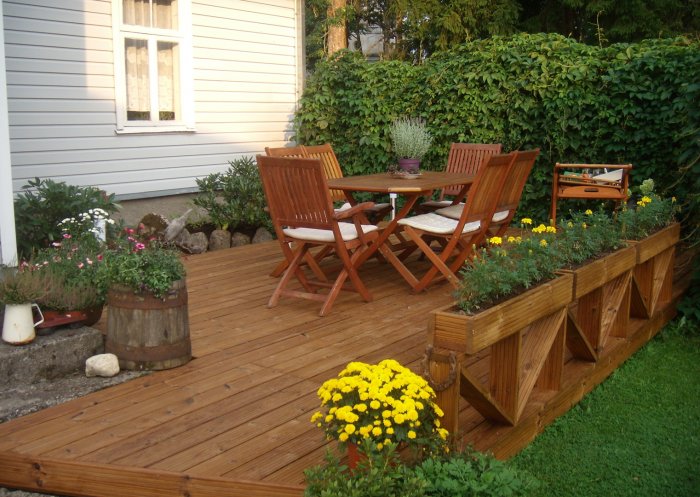 Деревянная терраса на даче