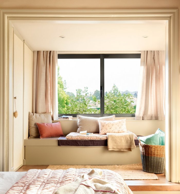 Комната с диваном у окна