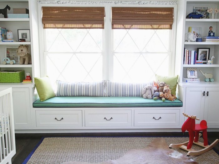 Широкий подоконник в детской
