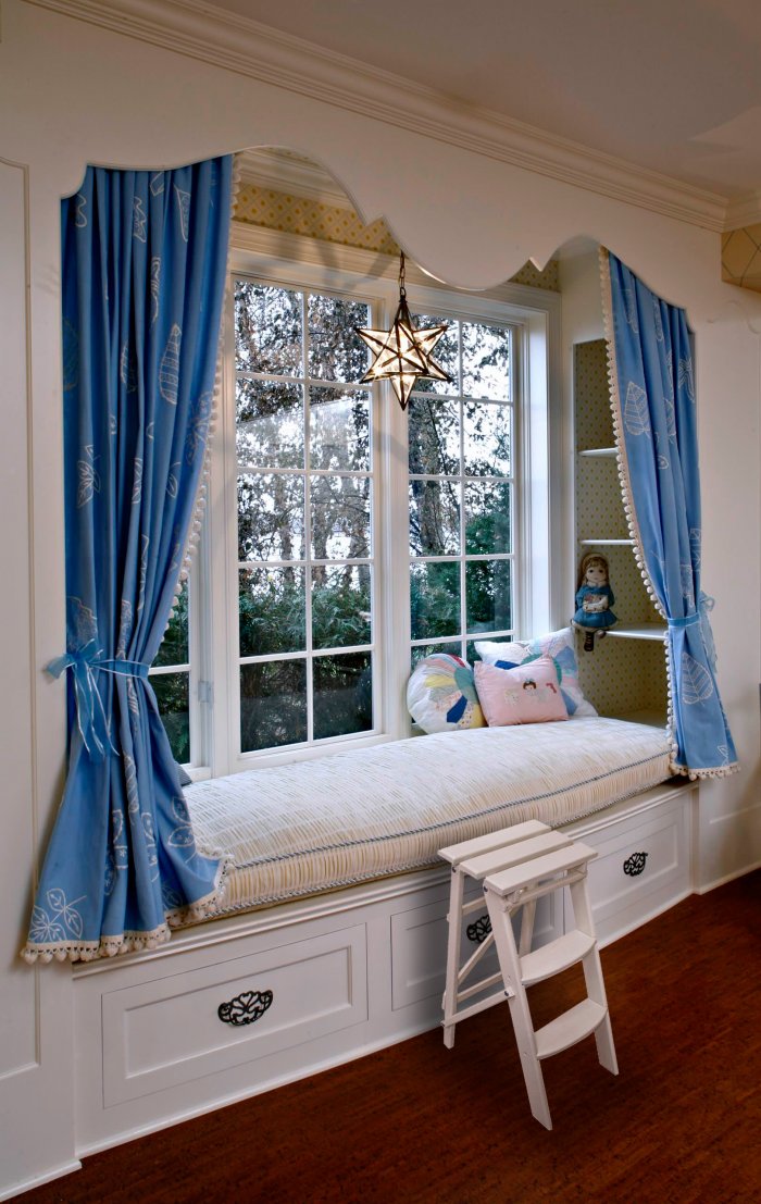 Широкий подоконник диван