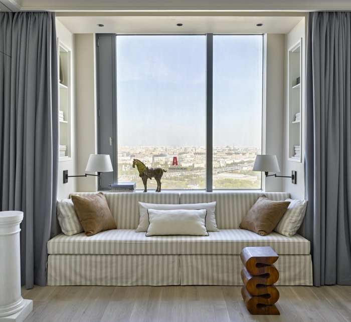 Диван возле окна