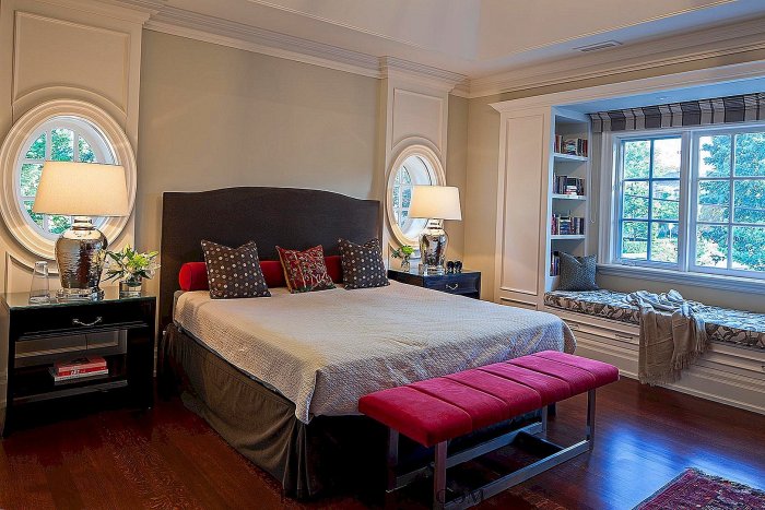 Широкий подоконник в интерьере спальни