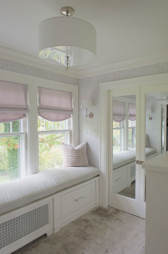 Подоконник диван в спальне