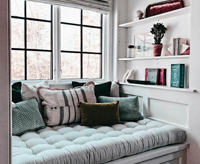 Диванчик у окна