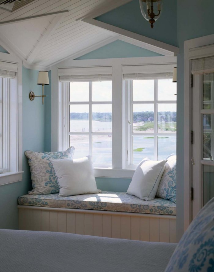 Широкий подоконник в интерьере