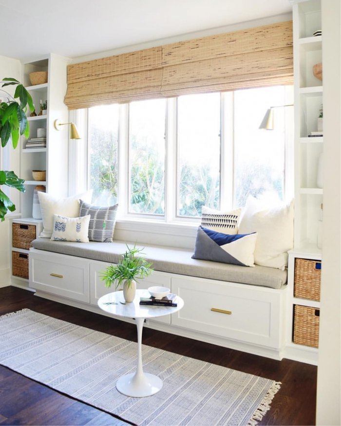 Подоконник диван в гостиной