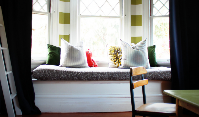 Подоконник в комнате