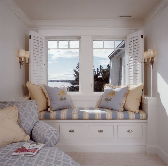 Широкий подоконник диван