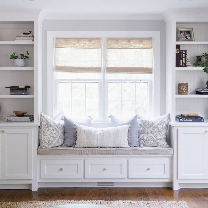 Диван-подоконник в классической спальне